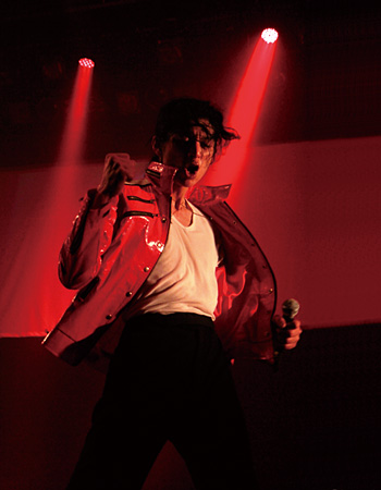 マイケルダンスパフォーマー Masaki　1982.10.10生まれ。宮崎出身、京都在住。2010年、マイケル・　ジャクソンのパフォーマンスに目覚め、そのメッセージを伝えるべく、ソロやチームでステージを再現。また、マイケルのダンスを『マイケルダンス』という1つのカテゴリーとして位置づけ、後世に伝えるべく、ワークショップ活動や、様々なジャンルとのコラボレーションにも力を入れている。中でも、鼓とマイケルダンスのコラボレーションが好評を博し,全国ネットTVCMに起用される。2015年9月～ 　関西TV『さんまのまんま大全集』内で放映　2015年10月～ 京都・大阪・名古屋・東京・札幌等主要都市で放映　2014年8月 フォトメッセージ集 『 継ぐ思い−マイケルダンス　パフォーマーとして生きる』（学校図書推薦）を出版　2015年10月 マイケルジャクソンの右腕振付師Travis Payneによる『Michael Jackson  LEGEND TRIBUTE』＠Legend Tokyo vol.5のステージに出演 　ジャンベ奏者として、世界を回った経験も持つ。　MDP Masaki HP : mdp-masaki.com/　Facebook:ww.facebook.com/mdpmasaki　マネジメントオフィス：LUNAWORD（ ルナワード ）